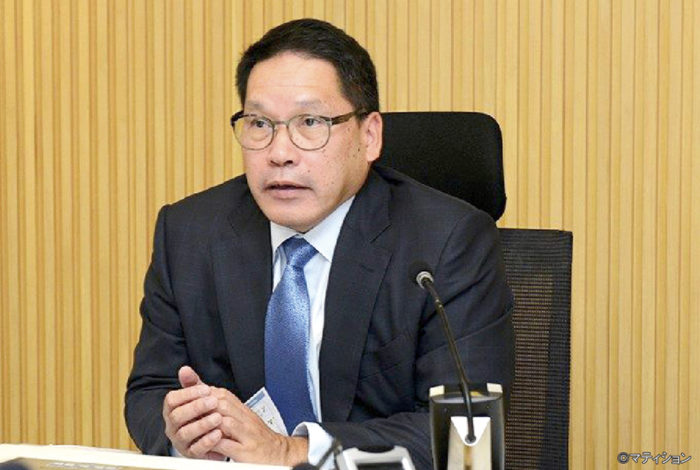 ７月半ばの新政権発足から1カ月余り。政府はいよいよ“本格的な景気回復の実現”に向け、本腰を入れる姿勢を国民に示した。 　タイ国家経済社会開発委員会は19日、今年第2四半期のGDP（国内総生産）の伸び率が2.3％と過去5年で最低を記録し、GDPの見通しを5月時点の3.3〜3.8%から2.7〜3.2へと下方修正すると発表した。また発表の３日前には、ウッタマ財務大臣が経済閣僚会議を実施。この中で、総額3,160億バーツ（約1兆円）の予算を投じて国民支援に着手することを明言。次のような対策を講じるとした。 　まず1つ目は、水不足により甚大な被害を被る農家への救済策だ。銀行では既存の貸出金利の引き下げや返済期間の延長、早期復興のための融資といった便を図るという。 　続いて2つ目に挙げられたのが、2017年より導入される「福祉カード」の拡大だ。これは全国に1450万人いるとされる年収10万バーツ以下の低所得者層に対し、毎月一律500バーツを給付するというもの。今回は8〜9月の2カ月間に限り、特別補助金を1人につき500バーツ上乗せする他、65歳以上の高齢者にはさらに500バーツ、6歳以下の子どもを持つ家庭には300バーツが給付される。しかしながらこれには約200億バーツというバラマキ予算が財源とされるため、根本的な改善策となり得ないことは想像に難くないだろう。 　さらに最も賛否を呼ぶのが、3つ目の観光政策だ。国内旅行業の押し上げを目的とする同政策では９月26日〜11月30日の期間中、アプリで申請を行った18歳以上の受給希望者に対し、国内旅行資金として1人につき1,000バーツを支給。加えて、3万バーツ以下の旅費の15%を還元する予定だという。政府としてはこれにより電子商取引の促進も期待したい考えだが、「雨季はそもそも旅行に適さないため、給付の期間が短すぎる」「支援金額が少額過ぎて魅力を感じない」などと、早くも国民の不満が目立つ結果となっている。 　まずは今回の対策が低迷する個人消費に弾みとなるか否か、期待して見守るばかりだ。　７月半ばの新政権発足から1カ月余り。政府はいよいよ“本格的な景気回復の実現”に向け、本腰を入れる姿勢を国民に示した。 　タイ国家経済社会開発委員会は19日、今年第2四半期のGDP（国内総生産）の伸び率が2.3％と過去5年で最低を記録し、GDPの見通しを5月時点の3.3〜3.8%から2.7〜3.2へと下方修正すると発表した。また発表の３日前には、ウッタマ財務大臣が経済閣僚会議を実施。この中で、総額3,160億バーツ（約1兆円）の予算を投じて国民支援に着手することを明言。次のような対策を講じるとした。 　まず1つ目は、水不足により甚大な被害を被る農家への救済策だ。銀行では既存の貸出金利の引き下げや返済期間の延長、早期復興のための融資といった便を図るという。 　続いて2つ目に挙げられたのが、2017年より導入される「福祉カード」の拡大だ。これは全国に1450万人いるとされる年収10万バーツ以下の低所得者層に対し、毎月一律500バーツを給付するというもの。今回は8〜9月の2カ月間に限り、特別補助金を1人につき500バーツ上乗せする他、65歳以上の高齢者にはさらに500バーツ、6歳以下の子どもを持つ家庭には300バーツが給付される。しかしながらこれには約200億バーツというバラマキ予算が財源とされるため、根本的な改善策となり得ないことは想像に難くないだろう。 　さらに最も賛否を呼ぶのが、3つ目の観光政策だ。国内旅行業の押し上げを目的とする同政策では９月26日〜11月30日の期間中、アプリで申請を行った18歳以上の受給希望者に対し、国内旅行資金として1人につき1,000バーツを支給。加えて、3万バーツ以下の旅費の15%を還元する予定だという。政府としてはこれにより電子商取引の促進も期待したい考えだが、「雨季はそもそも旅行に適さないため、給付の期間が短すぎる」「支援金額が少額過ぎて魅力を感じない」などと、早くも国民の不満が目立つ結果となっている。 　まずは今回の対策が低迷する個人消費に弾みとなるか否か、期待して見守るばかりだ。