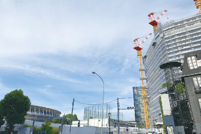 何年か前、南青山三丁目の交差点にあった青山ベルコモンズが取り壊された。ベルコモと言えばあのバブル期にはお洒落なファッションビルのアイコン的な存在。渋谷のパルコなどと同様にちょっととんがった人たちが集まる場所だった。そんなベルコモだけではなく、古い建物が急ピッチで建て替えられるようになったのはここ数年のこと。それらはホテルやマンションになることがほとんどで、青山界隈だけの話ではないのだが。 不動産土地価格が高騰しているという話が話題にのぼるようになったのは、やはり東京オリンピックの開催が決定してからだ。もちろん都内だけではなく、札幌や横浜といった外国からの観光客に人気のある場所にも波及している。先日目にしたニュースはなんと宮古島だった。観光需要が急増し、宿だけではなく借家の家賃が高騰。1Kのアパートの月額家賃がなんと10万円ということだった。 新国立競技場にほぼ隣接する場所に新しいマンションが建築中だ。おそらく来年のオリンピック開催前には完成するのだろう。これは噂なのだが、その最上階のすべての部屋をある外国人がすでに買い占めたという。オリンピックは、やはり経済を劇的に変える妙薬かもしれない。これがまたバブルなのだとしたら、あまり大げさなはじけ方をしてほしくない。