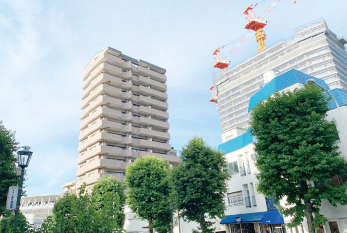 東京オリンピックによる経済効果は、ある試算によると32兆円。日本の国家予算が約100兆円だから、その3分の1ほどをオリンピックが稼ぎ出すという。また、ある大手電機メーカーが発表した東京オリンピック関連の売り上げはなんと2,000億円以上。オリンピックがなければ派生しなかっただろうビジネスが、ここへきていろいろと顔を見せるようになってきた。 その最たるものの一つが不動産ビジネスだ。新しいホテル建設が随所で見られるし、古いホテルのリノベーションも目立つようになってきた。また、ホテルだけではなくマンション建設も急ピッチで進んでいる。そして、バンコクなどの観光先進国では既に当たり前にある、サービスアパートメントといったカテゴリーが増えているのも最近になってのことだと思う。さらに民泊。こういったアコモデーションにスポットが当たり始めたのも、まさしくオリンピックの影響だろう。このように、経済効果は様々な場面に現れているといえる。 前回の東京オリンピック開催は1964年。当時とは時代背景は異なるが、32兆円という途方もない経済効果は、どんなふうに日本を変えていくのだろうか。