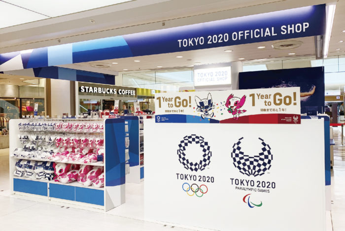 空港というのは“いい気”に満ちているという。その理由は人が移動する所には活発な気運が集まるということらしく、それが空港であればなおさらだと思う。これから空を飛んで海外へ移動する人々が集まるわけだから、当然なのかもしれない。 さて、今ちょうど成田空港の出発ロビーで原稿を書いているのだが、数年前に比べて外国人の数は格段に増えているように感じる。空港内のインフラもどんどん更新されていて、Wi-Fiが簡単に繋がるようになったのはもちろん、スーベニアショップやレストランの充実ぶりにも目を見張るものがある。これはもちろん東京オリンピックを見据えてのことだと思うが、日本だってやればできるのである。保安設備もさらにアップデートされるそうだが、素晴らしく進歩を遂げたのがトイレのユニバーサルデザイン化だ。まだ完成途中だがその片鱗はすでに垣間見ることができ、変な話だがとても過ごしやすい空間となりそうな予感がする。 東京オリンピックが、いろいろな形でいろいろな場所を進化させていく。あの震災をきっかけにしてなんとなく暗かった成田が、もっと“いい気”に満ちてきそうなのは嬉しいものだ。