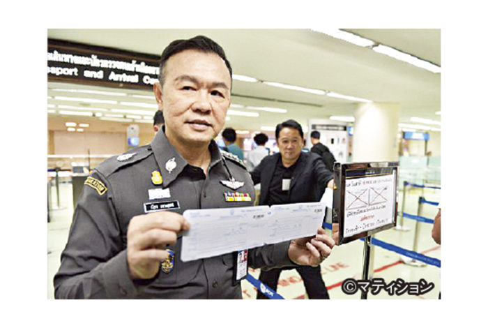 在タイ日本人に朗報! 情報感度の高い方はタイのニュースやSNSを通してすでにご存じかもしれないが、タイへ入国する際に記入する「出入国カード」が廃止される。 これは9月17日に開かれたビジネス雑誌の創刊5周年記念イベントに出席した、タイ首相府のコプサック副大臣が明かしたもの。同副大臣はスピーチの中で「外国人がもっと容易にタイへ来られるよう、政府として『出入国カード(TM.6)』を廃止する。また、外国人を宿泊させた場合、ホテルなどのオーナーに対して24時間以内の報告を義務付けている『TM.30』も撤廃する」と言及。早ければ2、3カ月以内に実現させ、今後はアプリで個人情報などを登録する方式を採用するという。 また報道によると、タイに滞在する外国人が居住地を90日ごとに報告する「90日レポート」についても、アプリ上で行えるようになるという。 これまで入国管理局では膨大な「TM.6」を保管してきたが、業務上、使用する必要がなくなったことも廃止理由として挙げられている。 気になるアプリの利用方法は①入国審査場で係員から配布されるQRコードを自身のモバイル端末でスキャンする。登録後、問題がなければ直ちに審査が完了 ②ホテルなど宿泊施設に到着後、QRコードとパスポートを宿側に提示する。これにより、面倒なカード記入から解放されるというわけだ。外国人にとっては嬉しいニュースと言えるだろう。