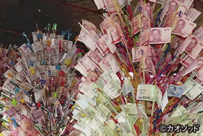 現在、タイの貧困家庭数は124万世帯に上り、人口の約6.6%を占める。「福祉カード」などの対策も講じられるが、決して十分とは言えない。 都内バンスー地区のデパートで3日、54歳の女性が寺院への募金から現金160バーツを盗み取ったとして現行犯逮捕された。女性には13歳と12歳の子どもがおり、動機について「子どもたちにご飯を食べさせる金が欲しかった」と供述しているという。 女性は夫と死別して以来、10年以上に渡り女手一つで子どもたちを育ててきた。某飲食チェーンに勤め、日給は300バーツ。痛風を患いながらも家計を支えてきた。母の逮捕を知った息子は「貧しくても盗みはいけないと諭していた母がなぜ…」とやるせなさを滲ませた。また、娘は悲嘆に暮れつつも「お母さんが寂しがるだろうから、私も一緒に逮捕してほしい」と涙ながらに警察に訴えた。 このような場合、通常5,000バーツの罰金または10日間の福祉活動が課せられる。しかしインターネットを通じ事件の背景が拡散された現在、一家の元には多額の支援金が寄せられ、保釈金も賄われたという。 さらに、社会開発・人間安全保障省のジュティ大臣が母親に対し新たな仕事の斡旋などを約束した他、有志が月々3,000バーツの教育費を負担。母親は涙ながらに感謝と反省の弁を述べ、「世間の善意を子どもたちの未来のために役立てたい」と語った。人々の助けを受け、新たな一歩を踏み出した親子の前途が明るいものであることを願ってやまない。