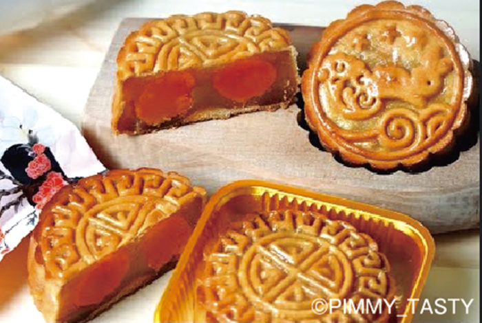 日本ではあまり馴染みがありませんが、毎年旧暦の８月15日は「中秋節」と呼ばれる中国の伝統的な祝日です。「春節」などと並ぶ四大祭として知られ、タイでも中国系の人々を中心に、華やかなお祝いムードに包まれます。 　今年は９月13日にあたる当日は家族団らんで食卓を囲み、美しい月を愛でるのが一般的です。また、満月に見立てた大きな「月餅」を家族で分け合って食べると、絆が一層強くなると信じられているのだとか。今年は中華街などに足を運び、お祭り気分を味わってみてはいかが？