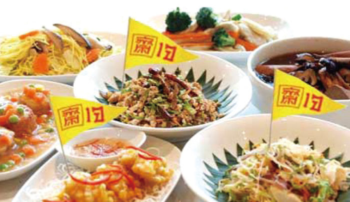 毎年10月、タイでは「キンジェー」と呼ばれる菜食祭りが行われます（今年は9月28日〜10月7日の10日間）。 中国系タイ人を発祥とするこの習慣は、肉や動物性食品、酒などの嗜好品を絶ち仏教の徳（タンブン）を積むために行われるもの。 現在は全国に広まり、厳格な家庭では台所や食器なども完全に清めて祭りを迎えるのだとか。 祭りの期間中、ヤラワートなどでは黄色の「齋（＝ジェー）」と書かれた旗が掲げられ、辺りが黄色一色に染まります。 また、酒類や肉料理を提供しない飲食店もあるので、店選びの際はご注意を。