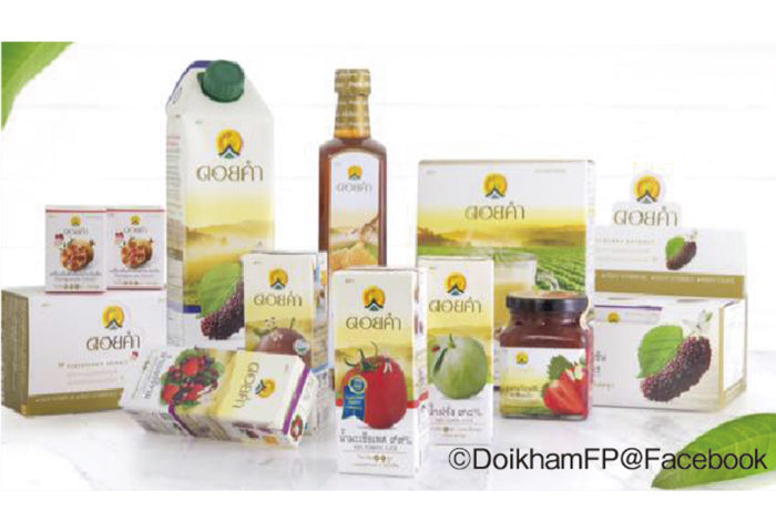 「ロイヤルプロジェクト」は、国民の父として敬愛されるプミポン前国王によって1969年に始動された農業支援活動のこと。人々の生活を豊かにすることを目的に、王族自らが資金を出資。食品生産の技術開発や品質向上に取り組み、100％国産の魅力溢れる商品を展開しています。 　商品はそれぞれブランド化され、シリトーン王女が手掛けるコスメ・食品雑貨の「プーファー」などが人気。また、オーガニック農法の果物を加工した「ドイ・カム」は、スーパーやコンビニなどでも購入でき、幅広く親しまれています。