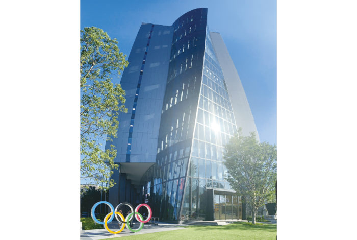 外苑前というと、ちょっとお洒落なカフェがあったり、神宮球場やラグビー場があったりと、イベントでもなければそれほど人出が多い場所ではない。ところが来年の東京オリンピック開催を前にして、霞ヶ丘に新国立競技場ができるだけではなく、外苑前そのものがオリンピックのメッカとして再生されようとしている感がある。 　日本オリンピックミュージアムは、9月14日、神宮球場そばのジャパン・スポーツ・オリンピック・スクエアの1・2階にオープンする。ここは、なんとJOCと一般の市民が接する初の常設施設。アスリートたちが不定期で同所を訪れ、自分の体験を子どもたちに伝えるなど、オリンピックの“熱”を伝える絶好の機会を提供するという。 　そしてぜひ見にいってみたいのが、グランドオープン企画（12月25日まで）でもある過去大会のリレートーチの展示。東京オリンピック・パラリンピックのメダルと共に、聖火リレーのトーチやスポーツピクトグラムの展示だ。ここへ出かければ、半世紀を超えて東京へ戻って来たオリンピックのだいご味を感じることができるだろう。そして外苑前は、再び東京オリンピックのメッカとなる。