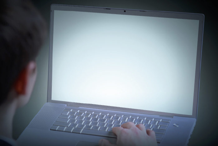 デジタル経済社会省のプティポン大臣は8日、無線LANサービスを提供する全国のカフェや飲食店に、来店者のネット閲覧履歴を90日間分保存し、政府に送るよう指示した。そのデータは、8月末に設立された「フェイクニュース対策センター」が管理し、嘘の情報を発信した者を追跡するという。 同省は「フェイクニュースの防止」を目的に掲げるが、国際人権団体 「ヒューマン・ライツ・ウォッチ」のタイ代表が「どんな内容がフェイクとされるかは曖昧。政府が反対意見を封殺したり、都合の悪い情報を隠したりする可能性がある」と懸念する。 同センターは関連機関の協力の下、インターネットやソーシャルメディア上のニュースを監視する組織。フェイクニュースがあれば、同省のウェブサイトやライン公式アカウントを通じて、国民に通知する。関連機関は“正しい”情報を提供する必要があり、最終的に政府が“正しい”と判断した情報を公開するという。プティポン大臣は「個人情報を悪用することはなく、あくまでインターネット上のプラットフォームを介した不正行為防止のための措置」と念を押す。 なお、同センターの設立に先立ち、国立開発行政研究院(NIDA)の世論調査機関「NIDAポール」は8月14〜16日、全国15歳以上の1522人にフェイクニュースに関する調査を実施。それによると、「ネット上のフェイクニュースを信じたことがあるか」との質問に対し、「信じたことがない」との回答が61.23%を占めた一方、「信じたことがある」が27.59%、「偽の情報か判別できない」が11.18%だった。4割がフェイクニュースの影響を受けているということになる。また、「同センターの設立に賛成か」という質問には、86.98%が「賛成」と答えた。どうやら国民のお墨付きの上で同センターが設立したようだ。 ただ、海外投資家の目に今回のネット検閲がどのように映るか。仮に、民主主義の根幹をなす「表現の自由」を侵害していると判断されれば、投資熱は冷え込むだろう。