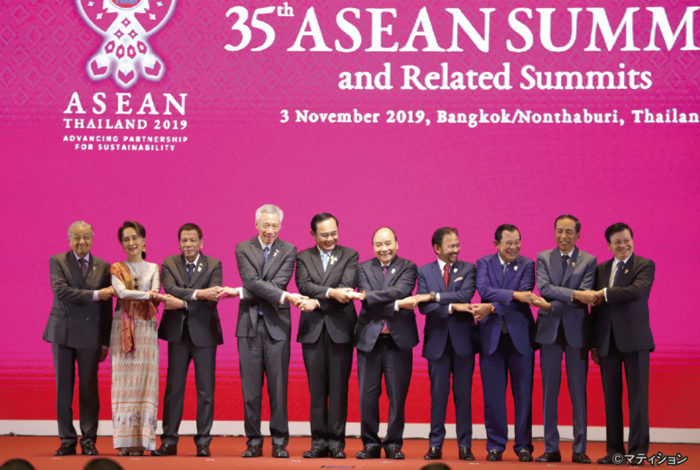 ５年ぶりの民政移管、８年ぶりの総選挙、69年ぶりの国王戴冠式…。今年は歴史に刻まれる重大な出来事のオンパレードだった。 　まずは何と言っても、３月24日の「総選挙」である。軍事政権を支持する親軍政と反軍政が争う構図となったが、結果はご存じの通り、全19党の大連立のもとプラユット内閣が誕生し、５年ぶりとなる民政移管が成された。