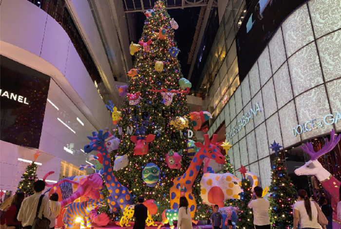 いよいよ来週２５日はクリスマス。仏教国タイでは欧米諸国のように家族と食卓を囲んで祝うことは少なく、主に友達や恋人と気ままに過ごしたり、デパートのバーゲンやツリーのイルミネーションを楽しむイベントとして親しまれています。 　中でもSNS好きのタイ人に人気なのが、ショッピングモールなどに飾られる巨大クリスマスツリーです。バンコクでは「セントラルワールド」「エムクオーティエ」「ICONSIAM」などに特設会場が出現し、休日には撮影待ちの人だかりができるほど。どこも１月上旬まで飾られるので、チェックしてみて。