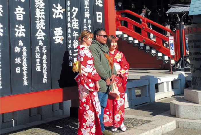 松の内も明けた１月13日。日本は３連休の最終、成人の日だ。都内でもあちらこちらで振袖姿を見られたが、たまたま仕事で出かけた浅草寺にも成人式帰りの女性がたくさん訪れていた。まだ正月ムードが残る境内は多勢の参拝者で賑わっていて、とにかく外国からの訪日客が目を引いていた。 　その数は数年前に比べると、驚くほど多くなっている。ぱっと見たところでは日本人の方が少ないのではないかと感じるほどだ。境内の案内もしっかりと英語が併記され、おみくじにもきちんと英語による説明が記載されていた。 　そんな境内の中でも、やはり振袖姿は華やかで、まことしやかに日本を感じさせるファクターとして十分すぎるほど機能していた。彼女たちは「写真を撮らせて」と、外国人から声をかけられるのもすでに慣れたもの。しなをつくって無難に写真に収まる女性が多かった。東京2020大会の年。オリンピックへの関心が薄いといわれる日本人だが、異国とコンタクトする人々の意識も少しずつ高まっているようだ。