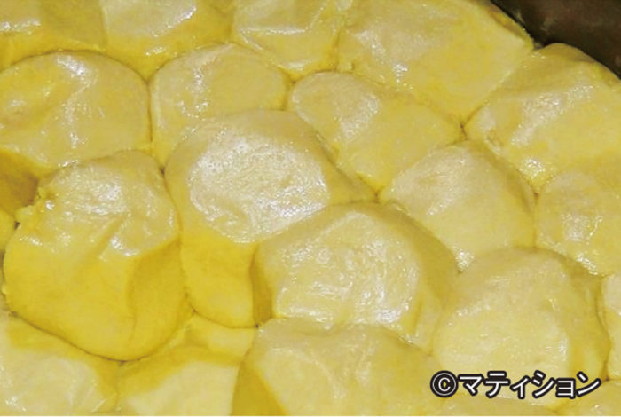 水などで溶いた小麦粉を薄く伸ばして焼くタイ風クレープ「ロティ」。タイ人のみならず、外国人観光客からも人気を博す定番スイーツだ。そんなロティを焼かずに、生地に練乳などを混ぜてそのまま食べるのが今、巷の若者の間で流行っている。