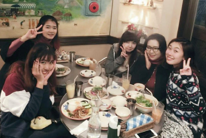 家族や仲間が集まって、“乾杯”をする機会が増えるこの時期。 タイのお酒を嗜む方も多いのでは。 ビール以外のお酒と言うと、「メコン」「センソン」「ホン・トーン」といったウイスキーが挙げられがちですが、実はこれらは米やサトウキビの糖蜜を原料に作られるため、ダークラムに分類されます。 また、国内最大のアルコール飲料メーカーであるタイ・ビバレッジが製造する「メリディアン」や、「リージェンシー」といったブランデーも人気。 いずれもブドウやパイナップルといった果実の芳醇な香りを特徴とし、すっきりとした飲み口が喜ばれています。