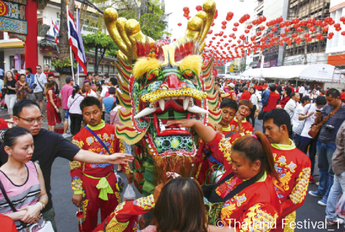 “タイには正月が３回ある”と言われますが、そのうちの一つが中国の旧正月「春節」です。毎年日程が変わり、今年は１月25日（土）が春節に当たります。 　バンコクで最も盛り上がる春節祭と言えば、チャイナタウン（ヤワラート）が有名。当日、辺りは縁起色の赤一色で装飾され、赤い衣服を来た人々で大賑わい。獅子舞や音楽隊の演奏など、さまざまな催し物が行われます。また今年は、中国との外交45周年を記念し、25・26日の両日に文化的なパフォーマンスも実施予定。普段とはひと味違う雰囲気を味わうことができます。