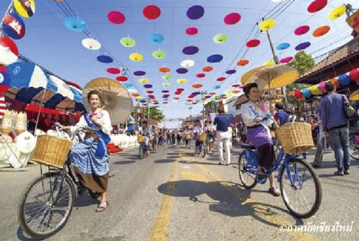 チェンマイ県の東部、サンカムペーン郡ボーサーン村で毎年１月の第３金曜から３日間に渡って開催される伝統工芸品の祭典「ボーサーン傘祭り（今年は17〜19日）」。期間中は村の至るところが色艶やかな唐傘で彩られる他、大通りでは伝統衣装を身に着けた女性のパレードや傘を使ったパフォーマンス、美人コンテストといった賑やかな催しが行われます。 　村では200年ほど前から自然素材を使った傘作りが盛んで、地域の発展に貢献してきました。同祭りを通じて、チェンマイの文化に触れてみてはいかがでしょうか？
