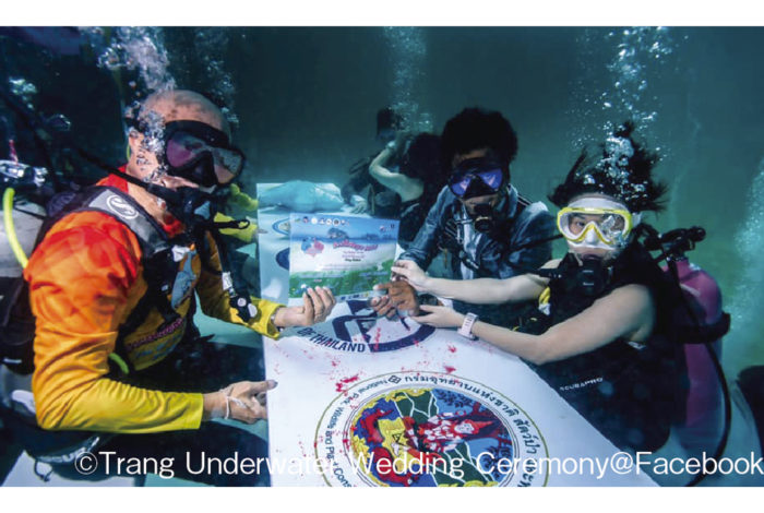 毎年２月14日はバレンタインデー。日本と異なり、タイでは男性から女性に花束やチョコなどを贈るのが一般的。いわゆる「義理チョコ」やプレゼントをお返しする「ホワイトデー」の習慣はなく、一日限りのイベントとして親しまれています。 　またタイでは、バレンタインデーに結婚式を挙げるカップルも少なくないのだとか。南部トラン県で毎年恒例の「水中結婚式」や、夫婦になったばかりの男女がバルーンに乗って大空へ舞うチェンライ県の「バルーン・ラブ」といったユニークな挙式イベントもあり、二人のとっておきの愛を盛り上げてくれます。