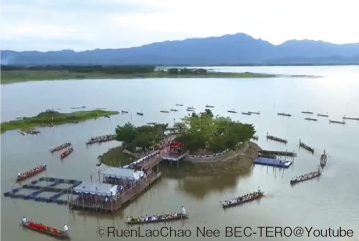 タイには仏教関連の祝日が年に４回ありますが、その一つが「マカブチャー」と呼ばれる万物節です。毎年日付が異なり、今年は２月８日（土）が公休日です（10日に振替）。 　太陰暦で３月の満月の日に祝う「マカブチャー」は、釈迦の説法を聞きに1250人の弟子が偶然集ったという故事に由来するのだとか。　当日は寺院に参拝してタンブン（徳）を積み、お経を唱えながら本堂の周りを３周する「ウィアンティアン」を行うのが一般的。北部パヤオ県の「ワット・ティロークアラーム」では国内で唯一、ボートでウィアティアンをすることでも知られています。