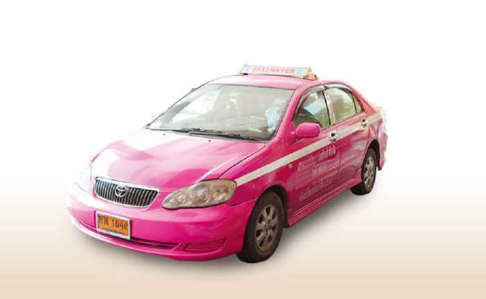 バンコクで必要不可欠な移動手段。都内には法人経営と個人経営のタクシーが数多く走っており、日本と比べて格安で乗れます。 個人タクシー 車体の上半分が黄色、下が緑のタクシーは個人タクシー、その他ピンクなど単色のタクシーは基本的に法人タクシーです。