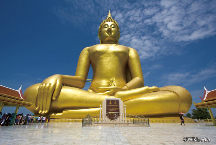 仏教国タイの寺院には大小さまざまな仏像がありますが、中でも国内最大、世界で４番目の大きさを誇るのが中部・アーントーン県ウィセートチャイチャン郡内の寺「ワット・ムアン」にある「ルアン・ポーヤイ」です。