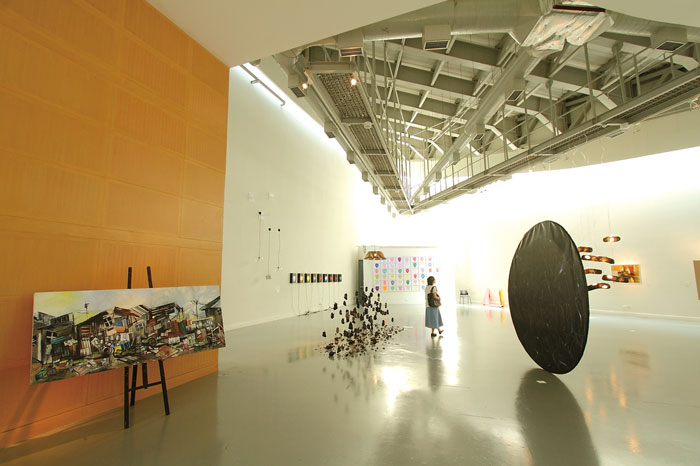 BACC（Bangkok Art and Culture Centre） BTSナショナルスタジアム駅すぐの、タイを代表する美術館。地下2階から地上9階の巨大な建物の中に、若手アーティストや海外の芸術家の作品を多数展示。絵画や彫刻、写真などの企画展も頻繁に開催され、タイアートの“今”を体感できます。