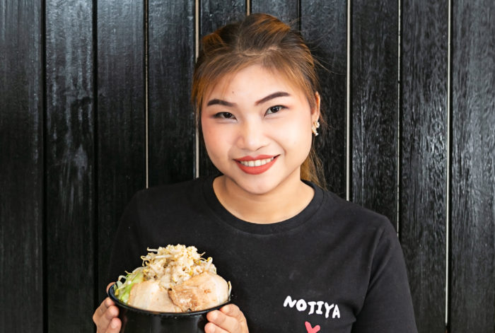 イチオシのラーメンといえば、やはり「ゆう二郎らーめん」。当店一番人気で、具材もたっぷりのガッツリ系。ただ今、デリバリーとお持ち帰りでご提供中。ご希望のお客様には、麺を茹でずに、生の状態でお届けできます。また、スープを熱々に温めていただければ、お店で食べるものと、限りなく近い味で召し上がっていただけます。