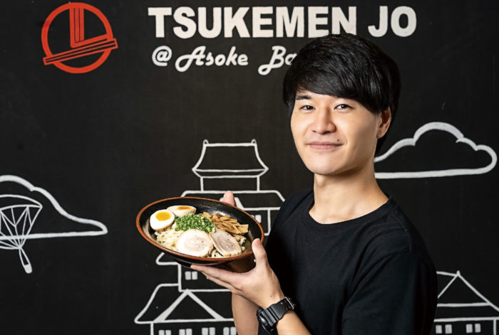 当店の濃厚魚介つけ麺は、コクのあるスープが持ち味。口の中で広がる魚介の旨味を、こだわりの太麺に絡めるようにして召し上がっていただくことをお勧めしています。きっと日本と変わらない美味しさを感じていただけるはず。スープ系ラーメンやトッピングメニュー、そしてチャーハンや餃子なのどのサイドメニューも沢山ご用意しています。ご家族連れや女性同士でのご来店も大歓迎です。