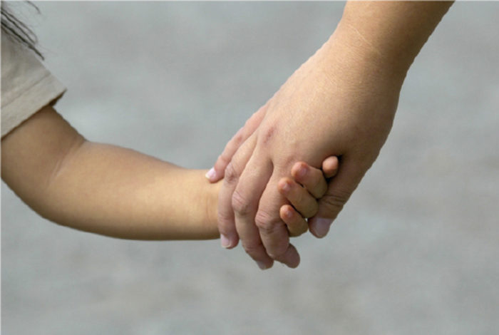 娘と息子、２人の母親“だった”カレン氏（29・仮名）は５月25日、詐欺罪及び殺人未遂容疑で逮捕された。