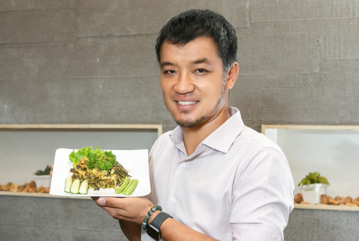 世界各国のお酒とお食事を、当店ならではの空間で楽しんでいただけます。6月からは午前11時30分から午後22時まで通し営業を開始。同時にランチタイムメニューも始めました。写真の料理は「チンバンチョー」というミャンマー料理。筍の食感にピリッとした辛さが効いてます。