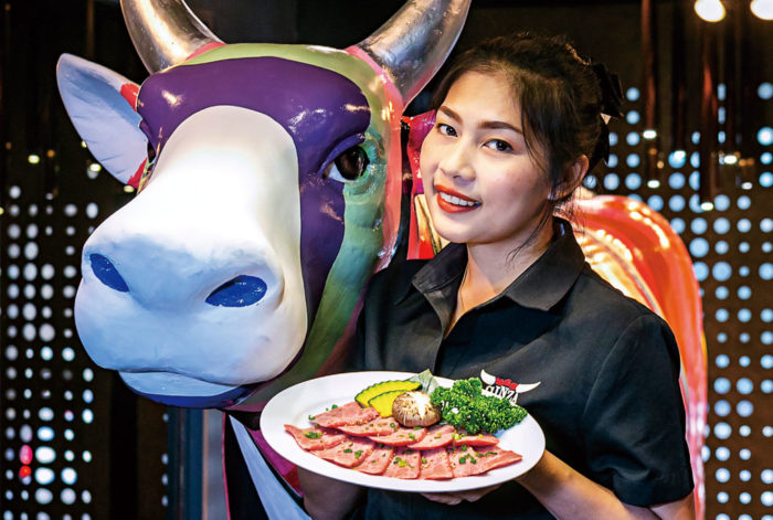 ホルモン剤不使用。オーガニックのエサのみで育てたタイ産和牛を使用しているので、とろけるように柔らかく、上品な味わいをお楽しみ頂くことができます。良い肉を提供できるのは、精肉店直営の当店だからこそです。噛めば噛むほどに溢れる肉汁を、じっくりとご堪能ください。