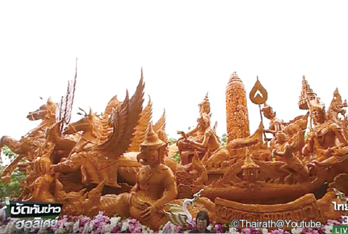 毎年、「陰暦８月の十六夜」と定められた「カオパンサー（入安居・いりあんご）」は、僧侶らが約３カ月に渡り修行に励む始まりの日（2020年は７月６日）人々は当日までに、大きなロウ彫刻を載せた山車を筆頭に練り歩き、袈裟（けさ）や食料などの日用品と共に寺院に奉納します。