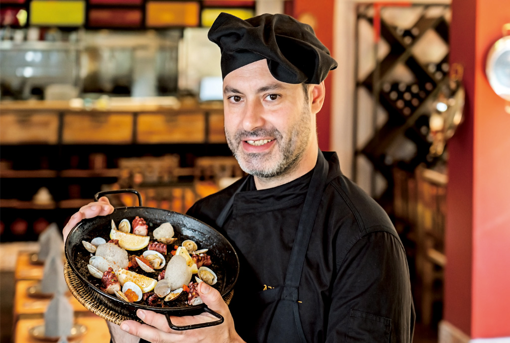 【ARROZ】Black Ink Paella with Octopus Clams & Salmon Roe - ワイズデジタル【タイで生活する人のための情報サイト】