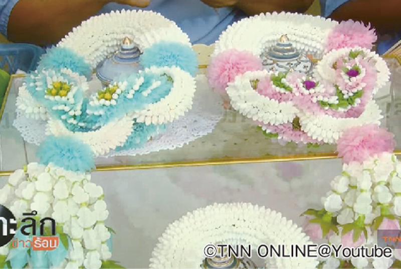 「プアンマーライ」と呼ばれる、デコレーションを施した花輪も人気です（１個20B前後）