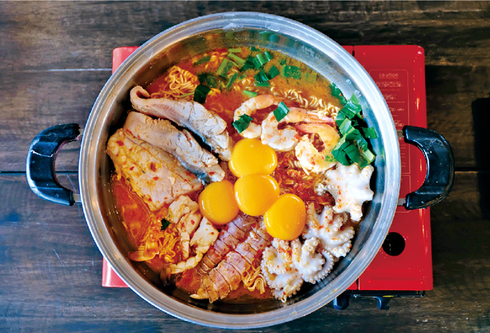 具材たっぷりの贅沢なトムヤム鍋 - ワイズデジタル【タイで生活する人のための情報サイト】