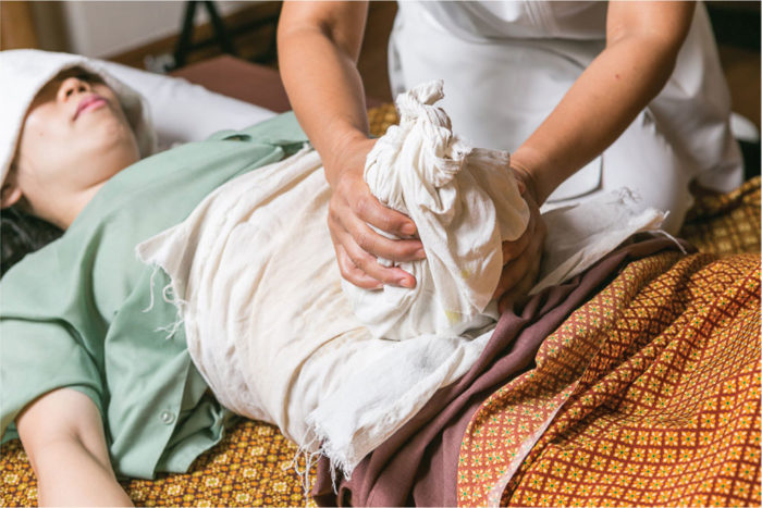 「ユーファイ」とは、タイで昔から親しまれている伝統的なハーブ療法のこと。 生命力溢れる天然ハーブのチカラと温熱パワーを活用し、産後の肥立ちを整え、女性の身体が元の健やかな状態に戻ろうとするのをサポートしてくれます。 病院や伝統療法を行うクリニックで施術を受けられる他、外出できないママのための出張ホームケアも活用することができます。