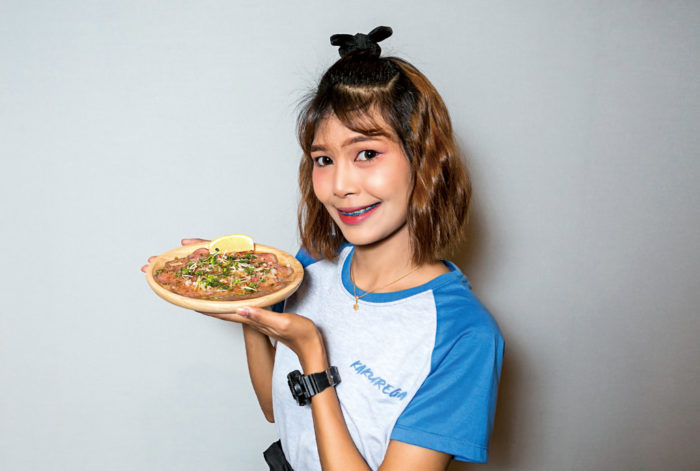 当店のグループは豊富なメニューと気持ちを込めた美味しさを大切にしています。その中でも人気No.１はこの「牛タンネギ塩カルパッチョ」です。ビールはもちろんワインにも相性抜群。多くのお客様からご注文頂いている逸品なので、ぜひ一度、お試しください。