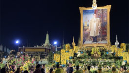 プミポン前国王の命日に 黄色のシャツ着用を呼びかける - ワイズデジタル【タイで生活する人のための情報サイト】