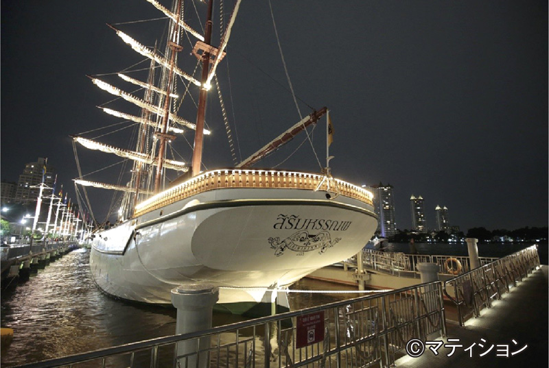 19世紀の帆船を模した船上レストラン「シリマハンノップ」。船内からチャオプラヤー川の夜景を眺めて、素敵なひとときを過ごせそう