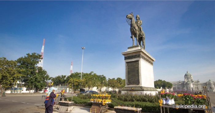 毎年10月23日は、「チュラロンコーン大王記念日（ワン・ピヤマハラート）」と呼ばれる国民の祝日です。ラマ５世ことチュラロンコーン大王（１８６８〜１９１０年１０月２３日）は、42年の在位期間中に数々の「チャクリー改革」に着手。