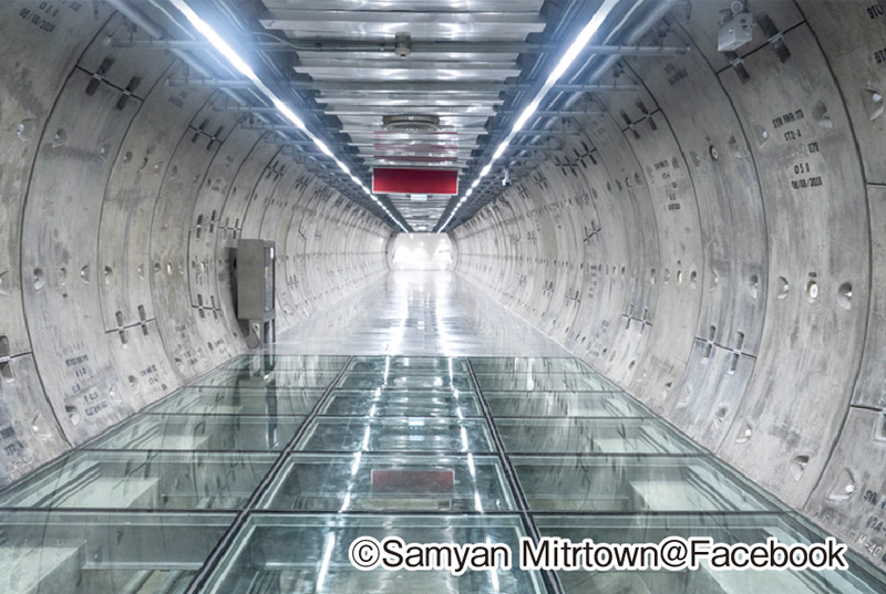 MRTサムヤーン駅から続く地下通路。週末には、自撮りを楽しむカップルや家族連れで賑わいます