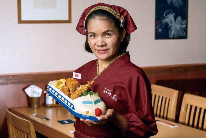 当店のフライ技術を駆使した大ぶりのエビフライをはじめ、唐揚げやウインナー、ポテトサラダなど王道メニューを揃えたボリューム満点の「お子さまランチ（10歳以下）」はいかがですか？ 見ただけで胸踊るプレートにはジュース・味噌汁・おもちゃが付き、子ども連れのお客さまに好評です。大人の皆さまは、バラエティ豊かなとんかつメニューをぜひご賞味ください。