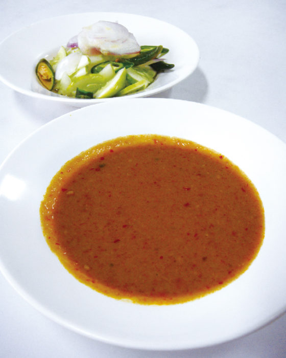 手前は秘伝のタレで、ムーサテと味わうタイの定番サラダ「アジャート」も一緒に