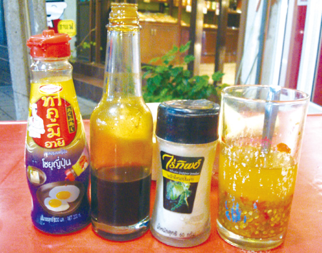 多彩な調味料でお好みの味に。おすすめはジックショウ(左から2本目)。