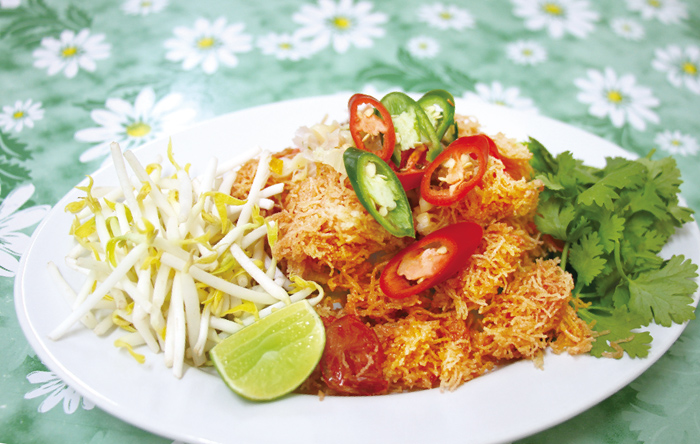 評判を呼ぶ美味しさ揚げビーフンサラダ - ワイズデジタル【タイで生活する人のための情報サイト】