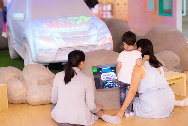 画面上の操作によって、モニター内のキャラクターや実際の車に色をのせることができる塗り絵ゾーン