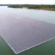 ダム湖に浮かぶ太陽光電池パネルの景観はまさに圧巻