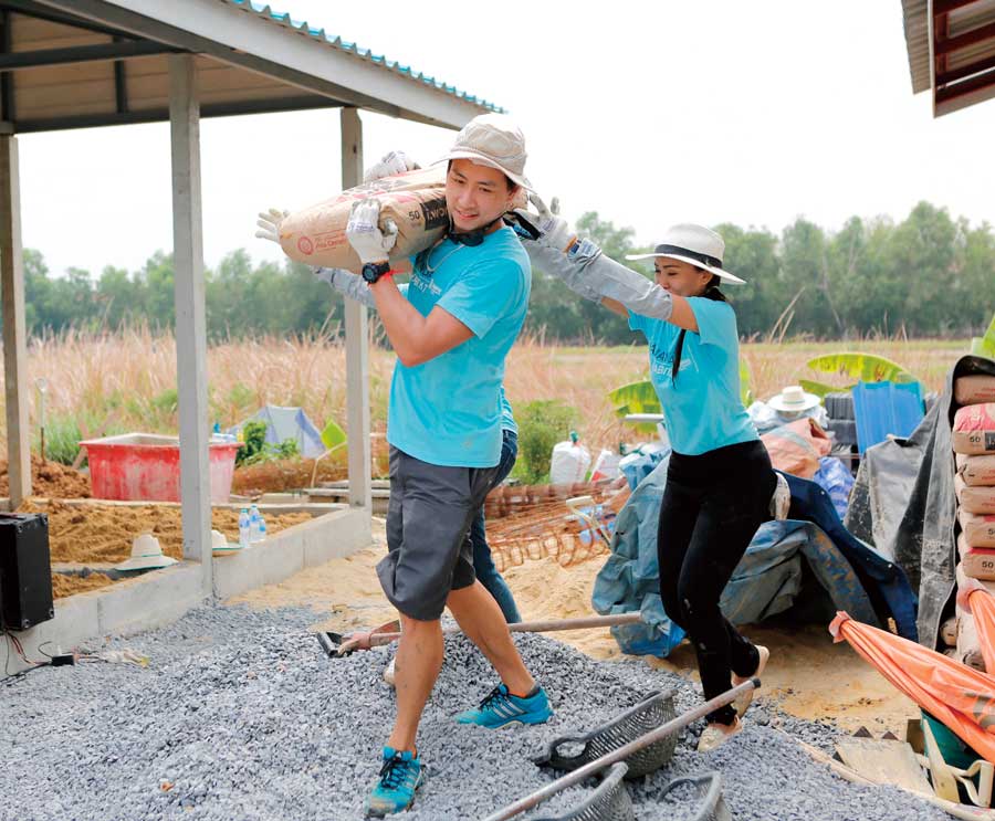 ボランティア活動への参加は欠かせません。これまで家29軒、洪水被害者へのビル1棟の工事費用を寄付しました