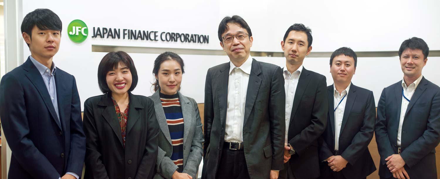 日本人駐在員5人と事務所を支えるタイ人サポートメンバー