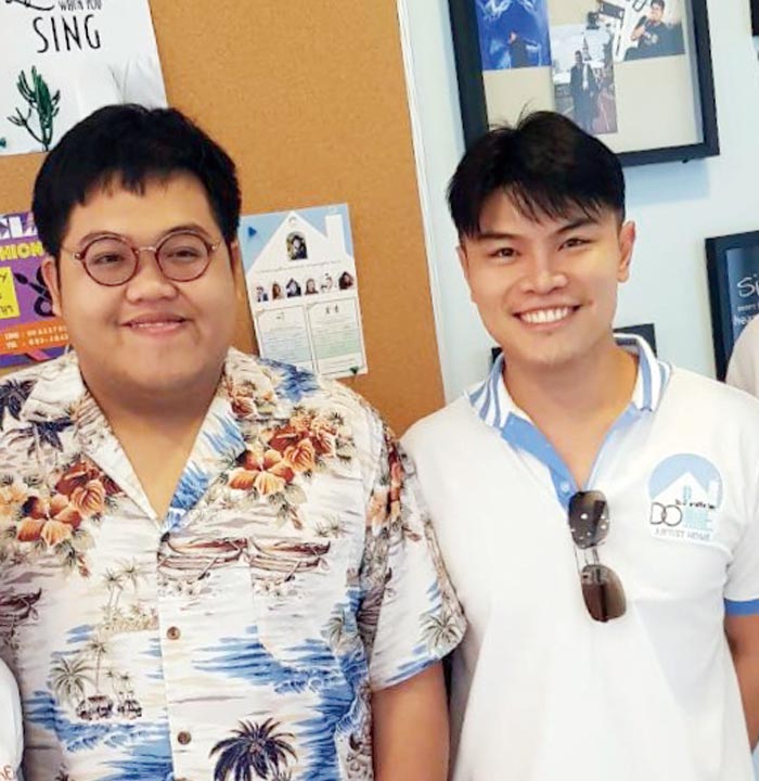 プロの歌手の先生(左)による手ほどきを受けるほど、歌が大好きなSuksit氏