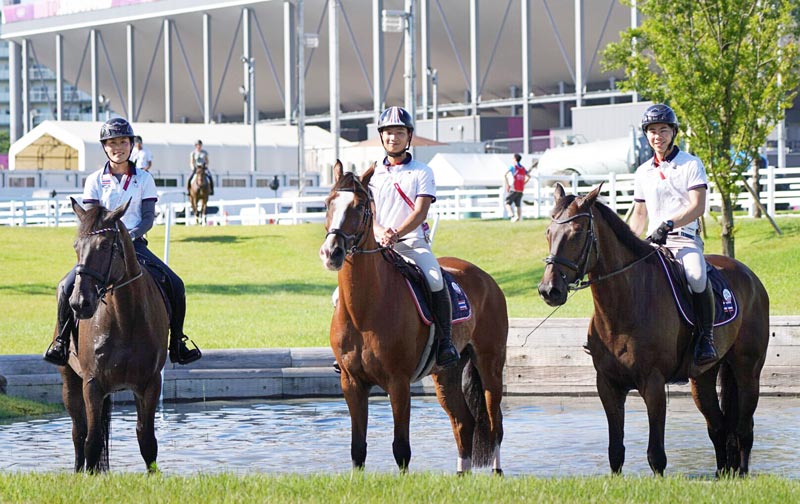20日、馬術競技に参加するチャワターノン選手ら３名が東京都内の会場に到着した。馬には若干の疲労感が見られるもののコンディションは良好だといい、馬上・障害・総合馬術の３種目で団体戦が繰り広げられる。
