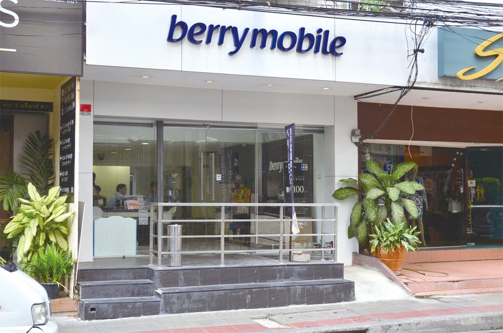 同社が運営する「berry mobile」スクンビット39店。日本人スタッフが常駐しているので安心だ