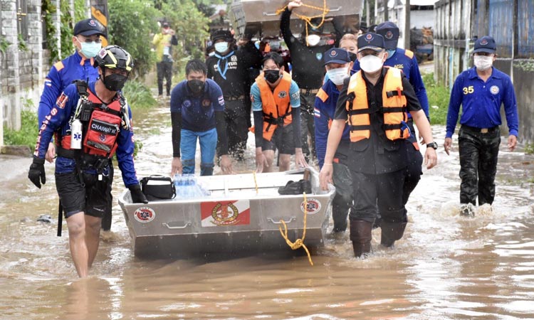 チェンライ県メーチャン市一帯で16日午前、大雨による鉄砲水が発生。およそ150戸が浸水被害を受けている。バンパーボン村には同日午後、災害救援センターから水や食料品などが配られた。